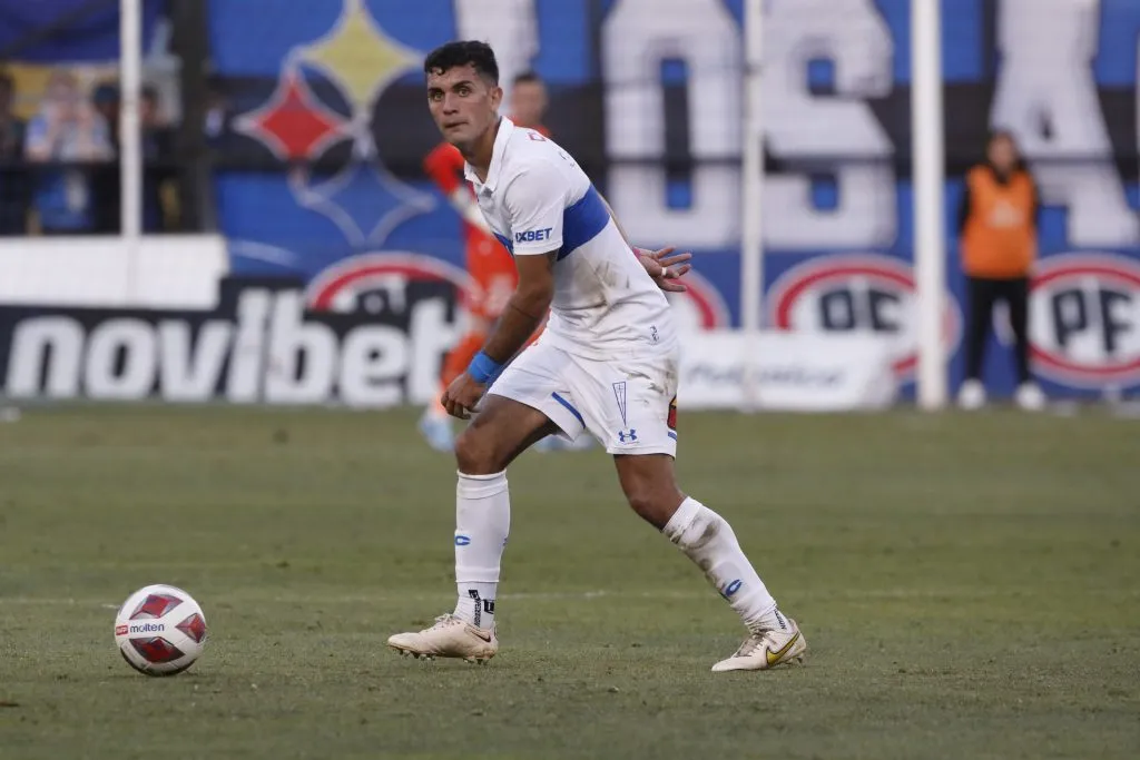 Ignacio Saavedra en acción por la UC. (Marco Vasquez/Photosport).