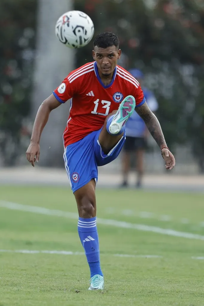 Daniel Gutiérrez en acción ante Perú por el Preolímpico 2024.(Jesús Vargas/Photosport).