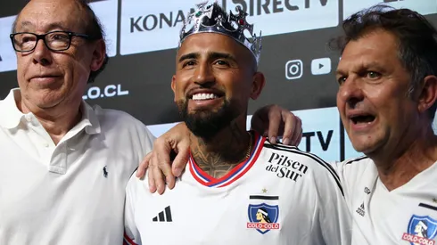 Arturo Vidal fue presentado hasta con corona de rey en su regreso a Colo Colo.