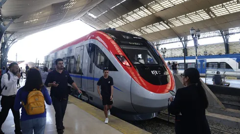 El servicio de trenes Santiago-Curicó cuenta con 5 viajes ida y vuelta de manera diaria.