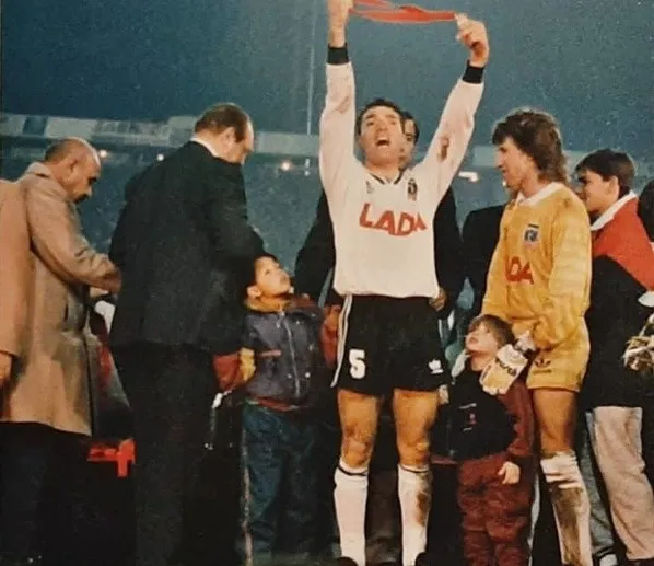 Eduardo Vilches, exhibe la medalla de la Libertadores. Foto: @museofuerzaydestreza