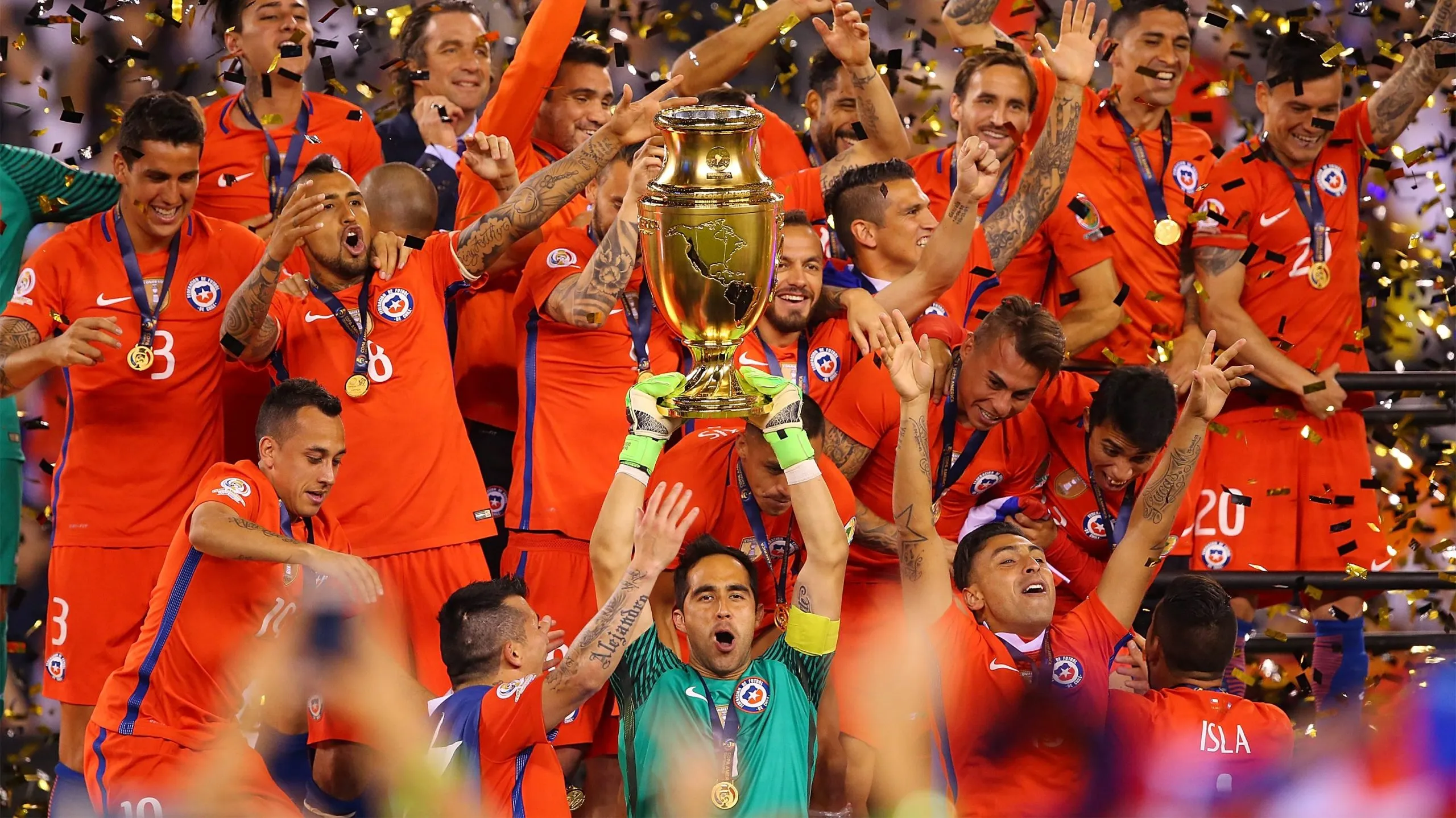 Claudio Bravo levantando la Copa América Centenario con la generación dorada (Getty Images)