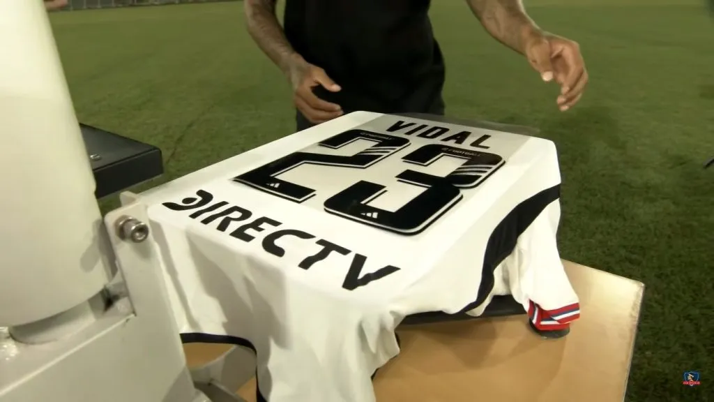 La presentación de Vidal incluyó al jugador estampando su propia camiseta. Imagen: Colo Colo.