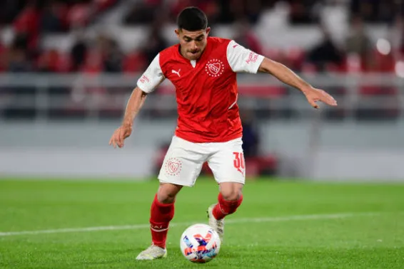 Braian Martínez en acción por Independiente de Avellaneda, club donde se formó. (Getty Images).