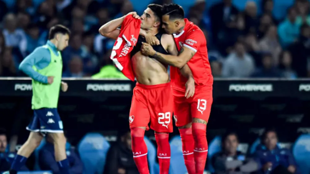 Braian Martínez celebra el gol que le anotó a Racing Club en el último clásico de Avellaneda. (Getty Images).