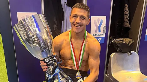 Alexis Sánchez y su nuevo trofeo: la Supercopa de Italia.