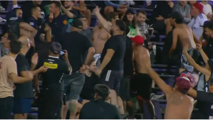 "Hinchas" de Colo Colo provocan serios incidentes en Montevideo.