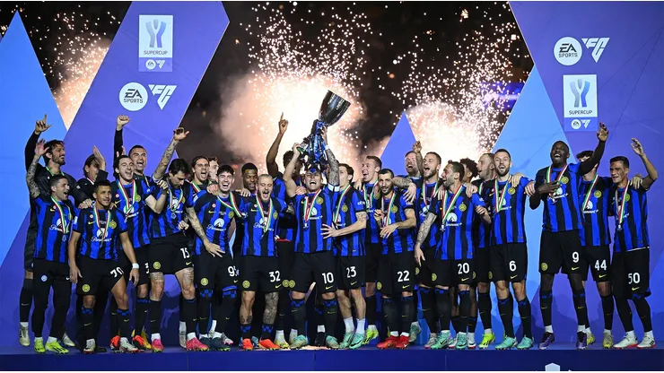Alexis Sánchez celebra con Inter de Milán la Supercopa de Italia.