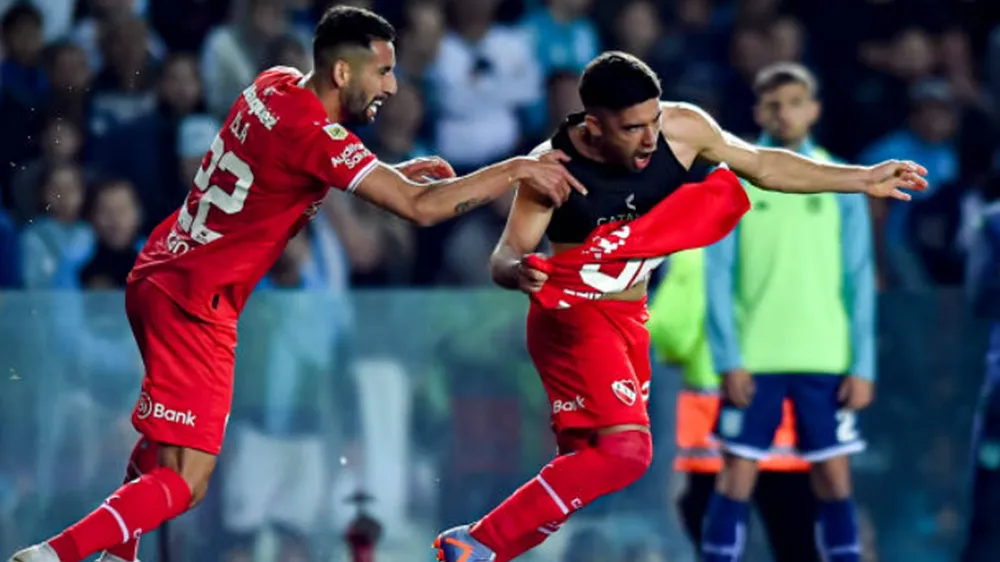 Mauricio Isla se suma a la celebración de Braian Martínez en el clásico de Avellaneda jugado en septiembre de 2023. (Getty Images).