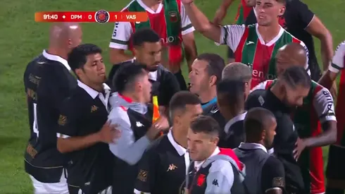 Gary se roba el show con polémico empujón a un árbitro