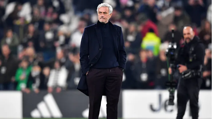 Mourinho dirigiendo a la Roma frente a Juventus.