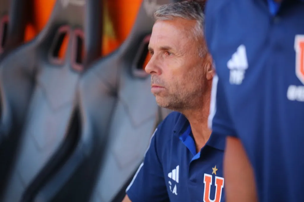 Gustavo Álvarez tuvo un tremendo estreno en la banca de la U. Foto: Photosport.