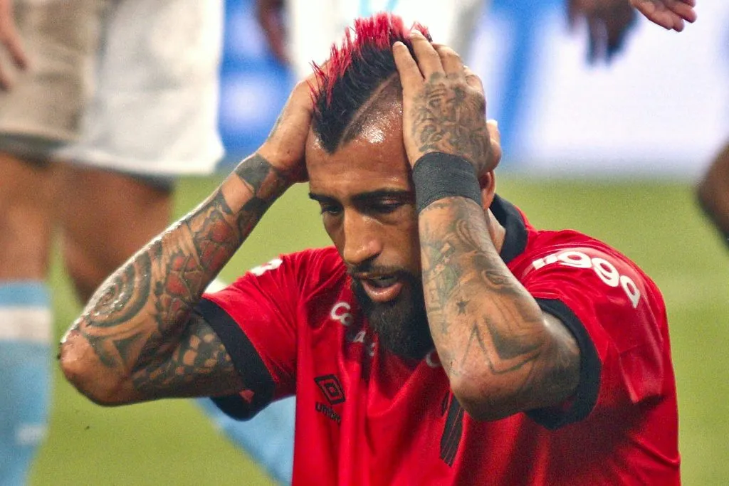 Arturo Vidal se muere de ganas por volver a Colo Colo, pero la demora en los trámites finales y el anuncio lo tienen impaciente. (AGIF/Photosport).