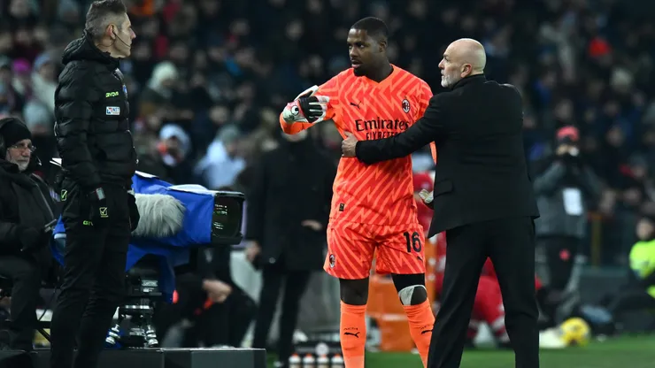 Mike Maignan se fue de la cancha durante unos instantes tras cantos racistas desde la barra de Udinese. ¡Impresentable actitud de los fanáticos!