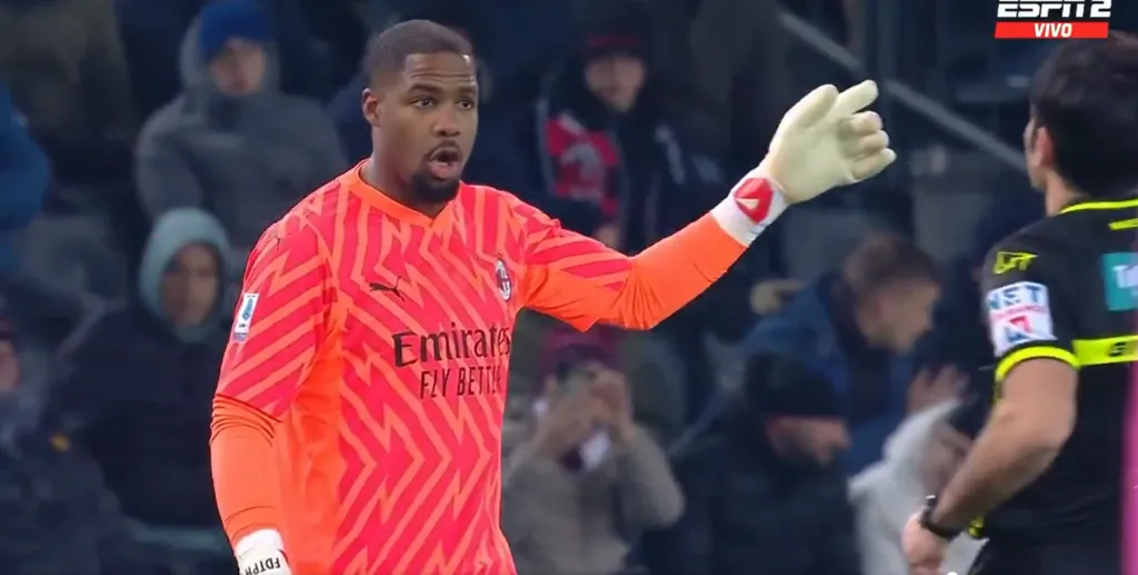 Maignan le avisa al árbitro de los cantos racistas. (Captura ESPN).