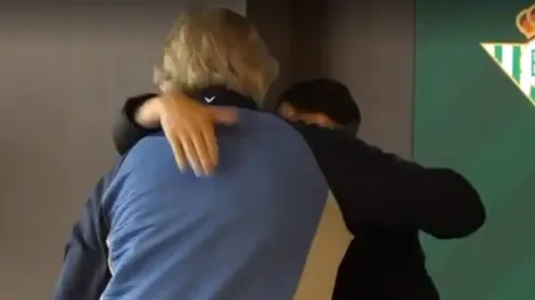 Manuel Pellegrini y Andrés Guardado pusieron fin a sus polémicas con un abrazo.