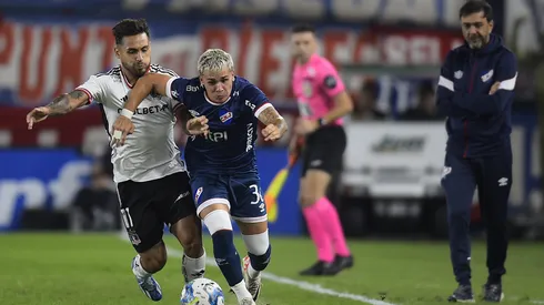 Álvaro Recoba mira atento uno de los duelos en el amistoso que Colo Colo le ganó a Nacional.