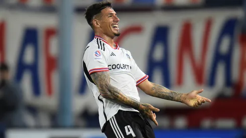 Alan Saldivia anota el primer gol de su carrera con Colo Colo.