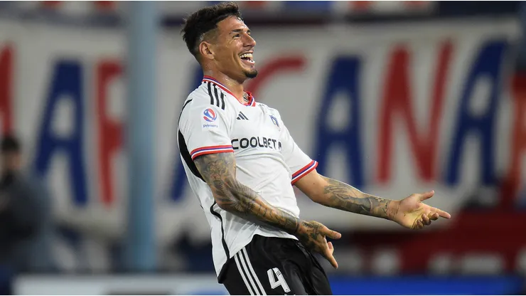 Alan Saldivia anota el primer gol de su carrera con Colo Colo.