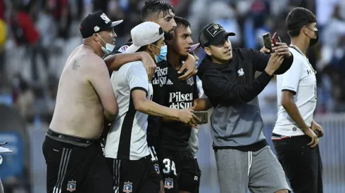Vicente Pizarro y Emiliano Amor son interceptados por hinchas de Colo Colo que habían invadido la cancha del Estadio Calvo y Bascuñán tras la derrota de Colo Colo ante Deportes Antofagasta.