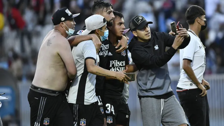 Vicente Pizarro y Emiliano Amor son interceptados por hinchas de Colo Colo que habían invadido la cancha del Estadio Calvo y Bascuñán tras la derrota de Colo Colo ante Deportes Antofagasta.