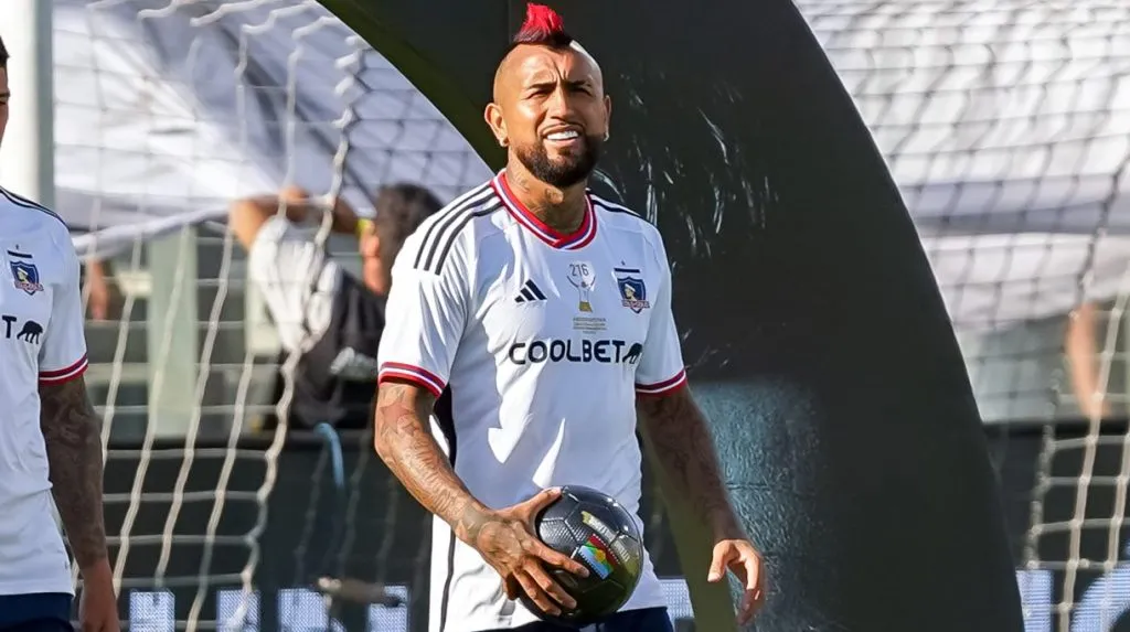 Arturo Vidal con la camiseta de Colo Colo