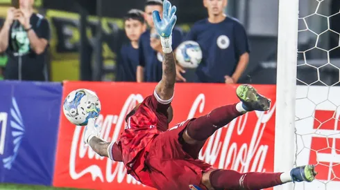 Luis Mejía tuvo una atajada espectacular ante Byron Castillo en el gran clásico del fútbol en Uruguay.