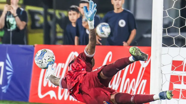 Luis Mejía tuvo una atajada espectacular ante Byron Castillo en el gran clásico del fútbol en Uruguay.