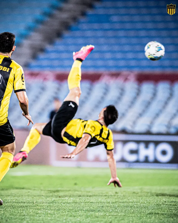 El golazo de Maxi Silvera en su debut como jugador de Peñarol. (Foto: @OficialCAP).