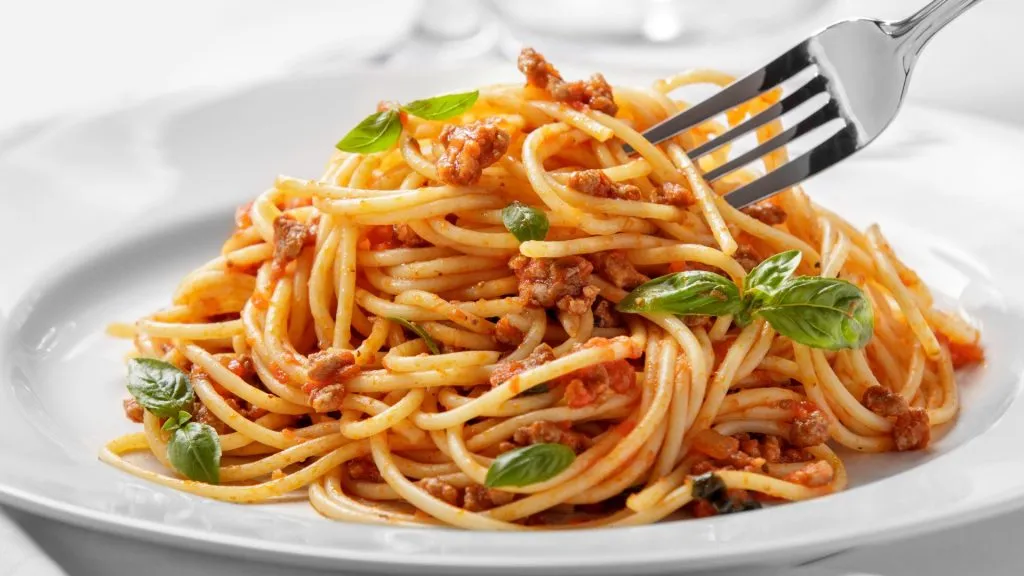 Fideos de huevo con salsa boloñesa 