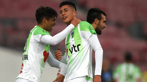 Matías Sepúlveda festeja su primer gol ante la U. de Chile: lo asistió Fabián Hormazábal, quien será su compañero en los azules.