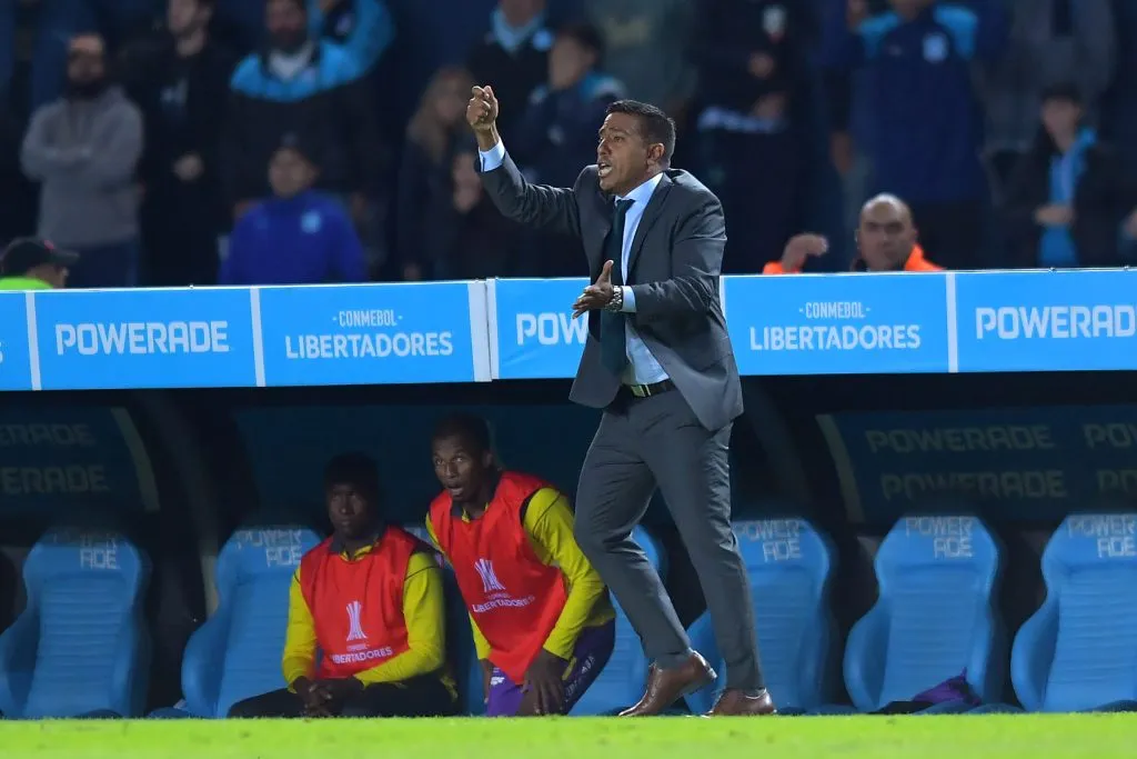 César Farías dirigiendo a Aucas en Copa Libertadores (Getty)