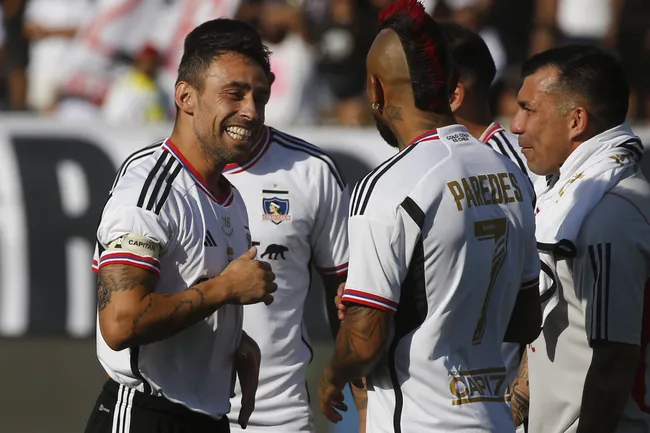 Jorge Valdivia y Arturo Vidal compartieron en la despedida de Esteban Paredes. (Jonnathan Oyarzún/Photosport).