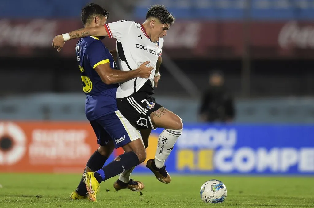 Carlos Palacios en acción ante Rosario Central. (Dante Fernández/Focouy/Photosport).