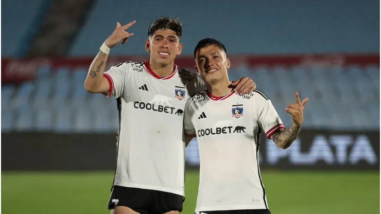 Cristián Zavala posa con Carlos Palacios, quien fue escogido como la figura del partido ante Rosario Central.