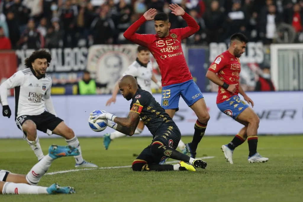Luis Mejía en acción ante Colo Colo. (Marcelo Hernández/Photosport).
