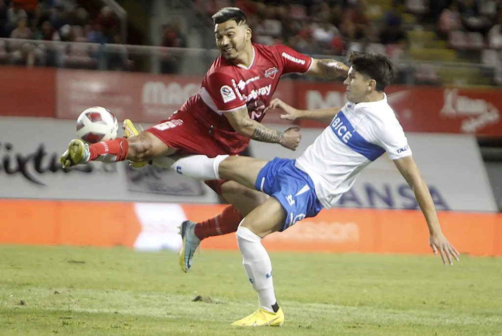 Axel Cerda, sobrino de Fabián, disputando el balón con Reyes de Ñublense, Photosport.