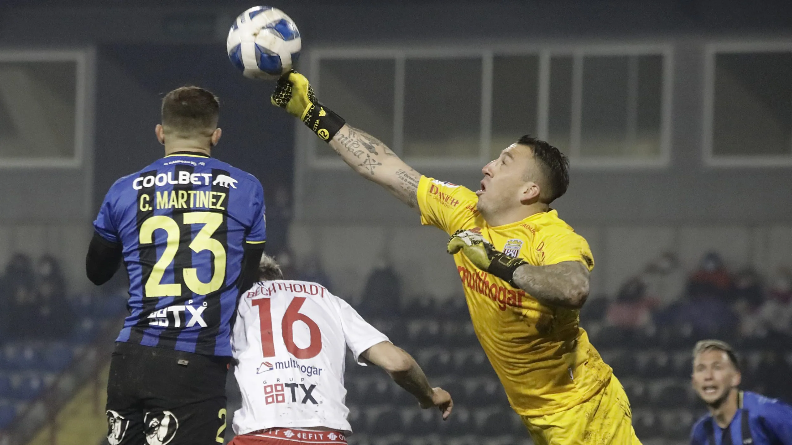 Fabián Cerda disputando el balón con Cris Martínez de Huachipato. Eduardo Fortes – Photosport