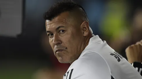 Jorge Almirón le da una exigente instrucción a la defensa de Colo Colo.