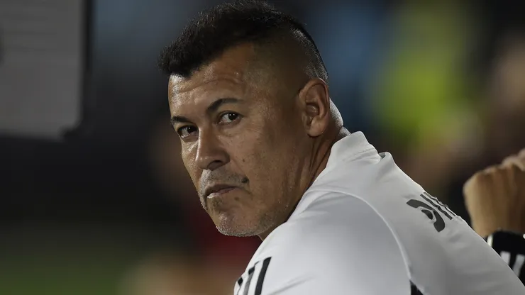 Jorge Almirón le da una exigente instrucción a la defensa de Colo Colo.