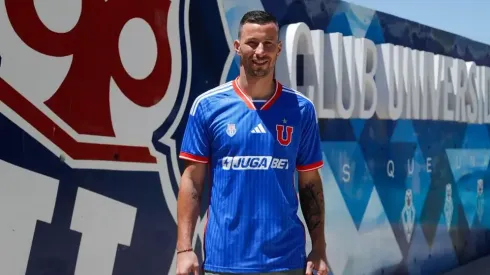 El delantero de los azules firmó su contrato en el CDA.