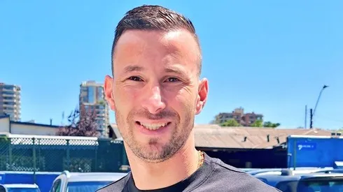 El argentino tras salir de los exámenes médicos en Santiago.