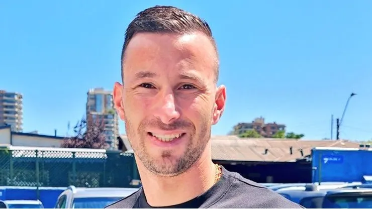 El argentino tras salir de los exámenes médicos en Santiago.
