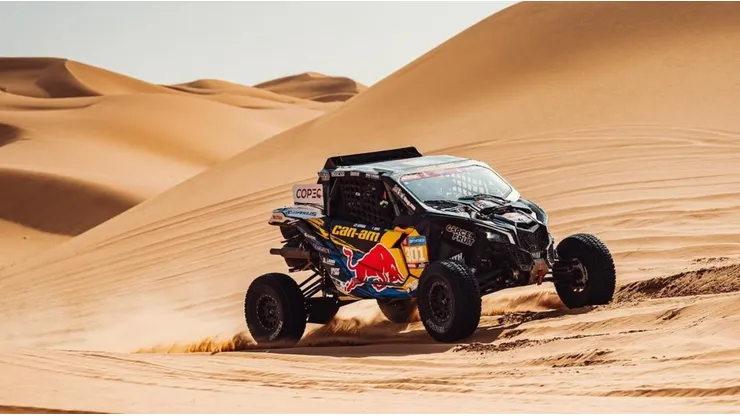 Francisco López no se baja del podio en el Rally Dakar 2024.