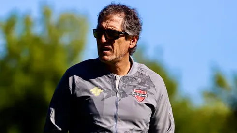 Mario Salas ya tiene a un carrilero desde Everton y espera por otro.