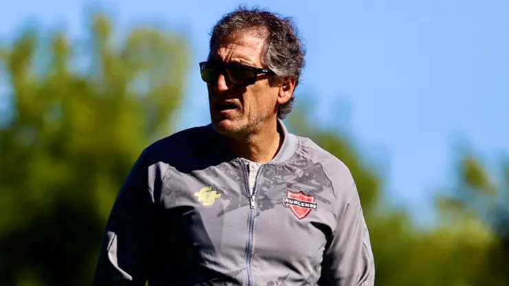 Mario Salas ya tiene a un carrilero desde Everton y espera por otro.