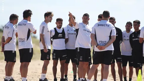 Almirón intenta transmitir su idea de juego a los jugadores de Colo Colo
