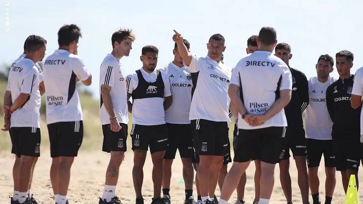 Almirón intenta transmitir su idea de juego a los jugadores de Colo Colo