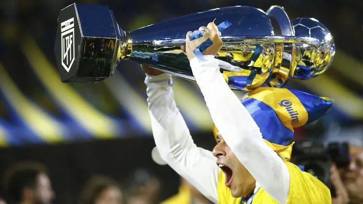 Diego González festeja uno de los títulos que ganó en el plantel de Boca Juniors.