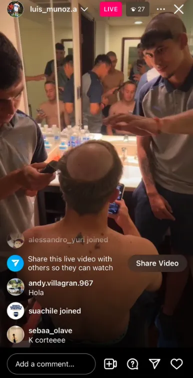 Martín Hiriart en plena sesión en la ‘barbería’. (Captura Instagram Luis Muñoz).